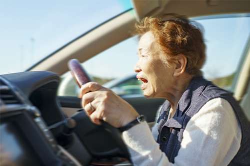 事故で自動車保険を使用するとどのくらい等級が下がるのか解説