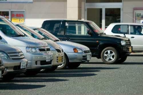 意外に多い 駐車場など私有地での自動車事故 自動車保険による補償は受けられる 保険スクエアbang 自動車保険