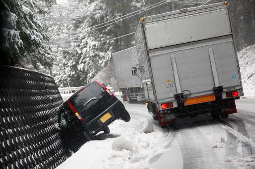 スリップ 落雪 バッテリー上がり スタック 冬に多発する事故 トラブルと自動車保険 保険スクエアbang 自動車保険