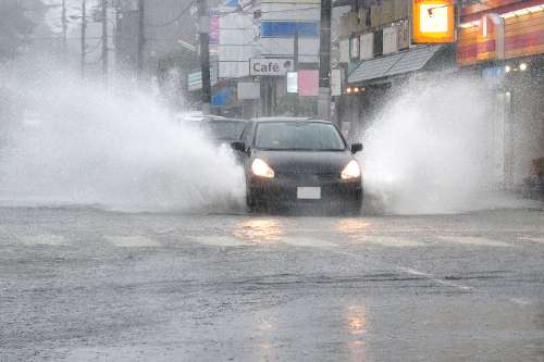 本格的なゲリラ豪雨のシーズンに突入 雨の日の運転で注意すべきポイント ズバット 車買取