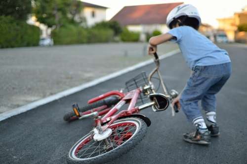 夏休みシーズンは子供との交通事故に注意 自宅付近の生活道路にこそ危険が ズバット 車買取